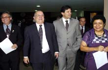 Ministros Paulo Vanucchi e Fernando Haddad participam do encontro de gestores municipais de educação (Foto: Júlio César Paes)